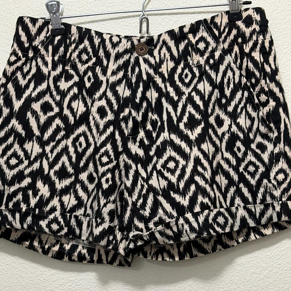 Valerie Bertinelli black and khaki flat front linen shorts, cuffed, size 6